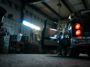 Mobil modern di bengkel otomotif