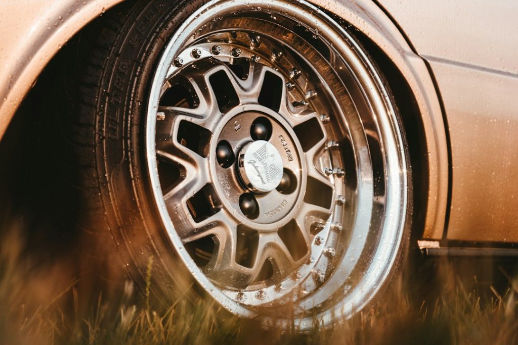 Mobil klasik dengan velg aftermarket