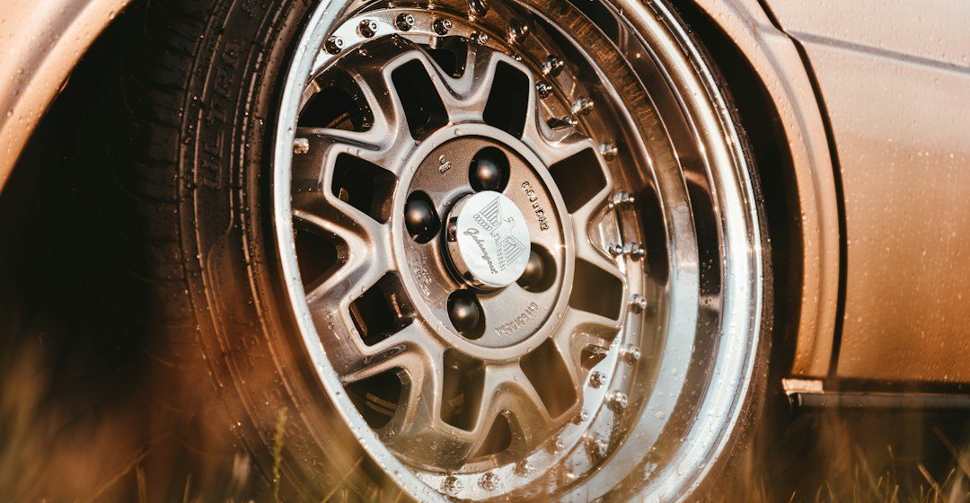 Mobil klasik dengan velg aftermarket