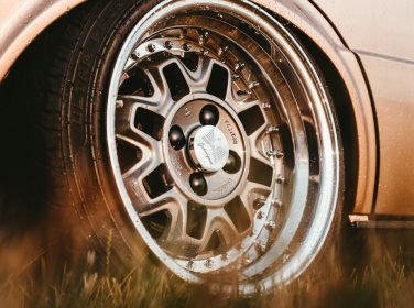 Mobil klasik dengan velg aftermarket