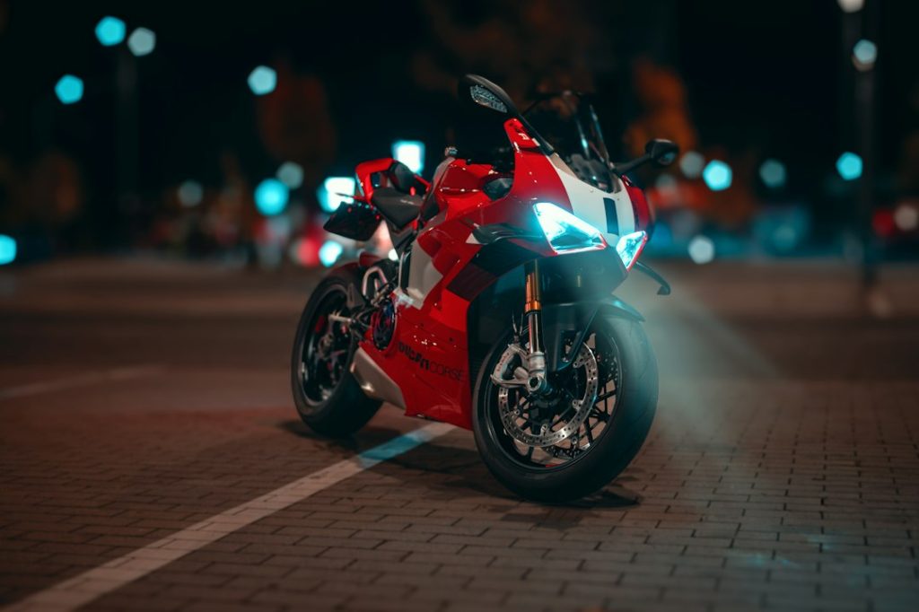 Motor sport merah di malam hari