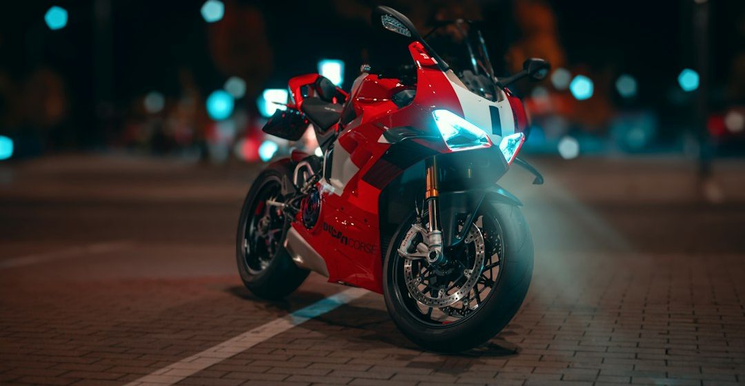 Motor sport merah di malam hari