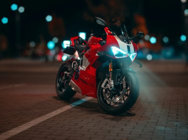 Motor sport merah di malam hari